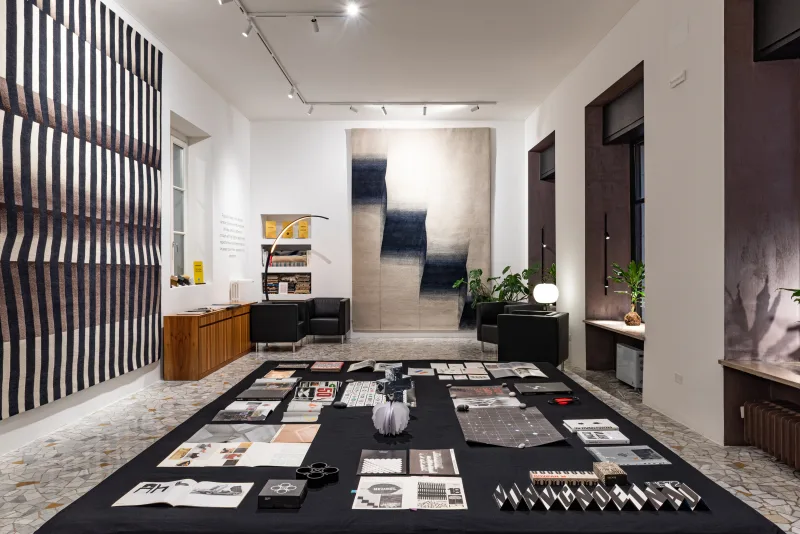 Atelier Tapis Rouge rinnova completamente l’allestimento del proprio spazio espositivo in via dell’Annunciata a Milano e presenta in anteprima stampa la collezione Inganni Spaziali firmata Armando Milani, autorevole voce italiana nello scenario internazionale del graphic design.